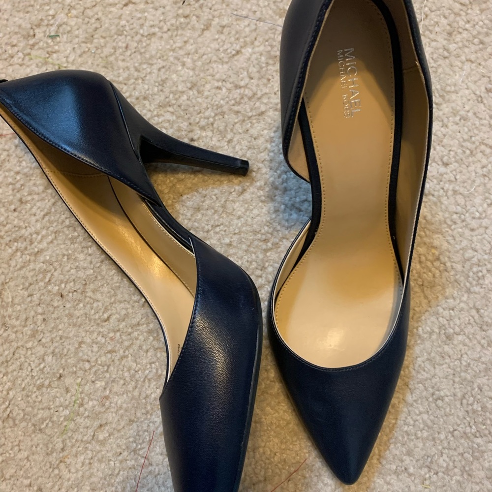 Michael Kors Navy pumps